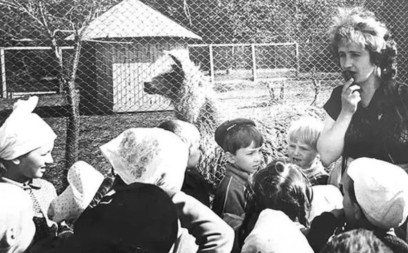 Экскурсовод Торговичева О В с юными посетителями зоопарка 1978 год О том - фото 5