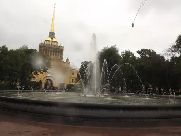 Санкт Петербург встретил паломников прохладно и с дождём На вокзале темно - фото 20