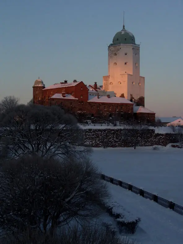 Белый оштукатуренный тюб главной башни Св Олафа над каменными стенами - фото 47