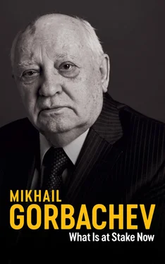 Mikhail Gorbachev What Is at Stake Now обложка книги