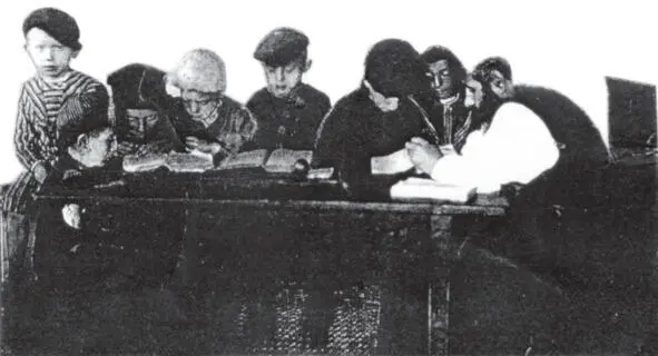 Обучение детей в частном доме он принял в 1920г в тяжелые годы гражданской - фото 48