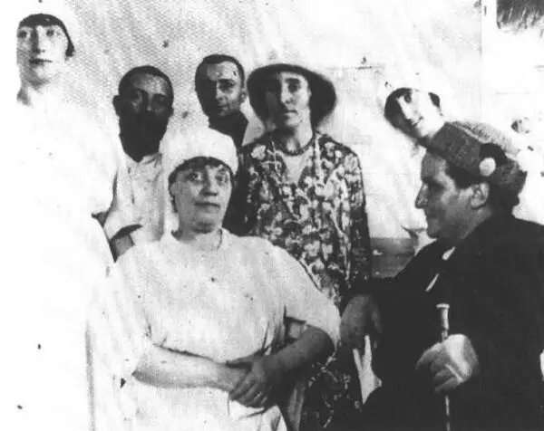 С медицинским персоналом больницы в Ниме 1917 г Грузовик Форд на - фото 12