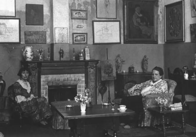 В квартире на улице Флёрюс 1922 г Гертруда Стайн позирует скульптору Джо - фото 15