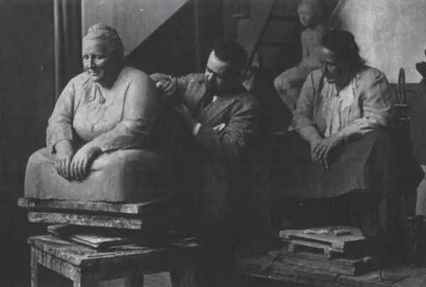 Гертруда Стайн позирует скульптору Джо Дэйвидсону 1922 г С Пабло Ольгой - фото 16