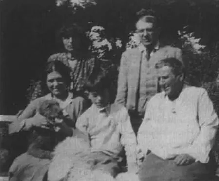 С Пабло Ольгой и Паоло Пикассо в Билиньине 1930 г Два небольших кресла - фото 17
