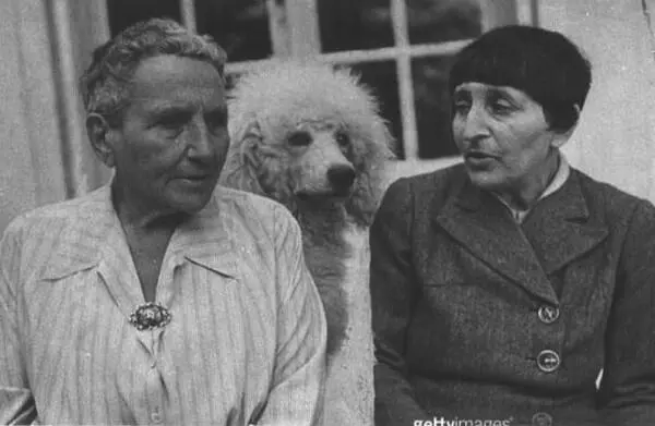 Стайн и Токлас в Кюлозе 1944 г На прогулке в освобожденном Кюлозе 1944 - фото 25