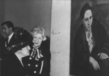 У портрета Стайн работы Пикассо на выставке в Париже 1955 г Незадолго до - фото 32