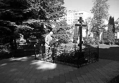 У могилы отца в Бресте В благодарность приносят люди к могилке свои искренние - фото 6