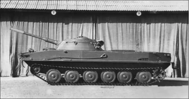 Танк ПТ76 обр 1952 г Обращают на себя внимание гладкие штампованные опорные - фото 11