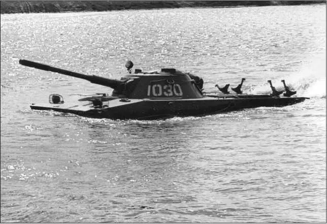Танк ПТ76 выпуска 1954 года на плаву На крыше МТО видны кронштейны для - фото 23