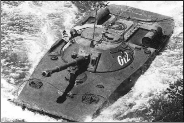 Т анк ПТ76Б выпуска 1961 года на плаву На крыше МТО хорошо видны - фото 30