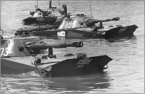 Танки ПТ76Б одного из подразделений морской пехоты У танков подняты - фото 31