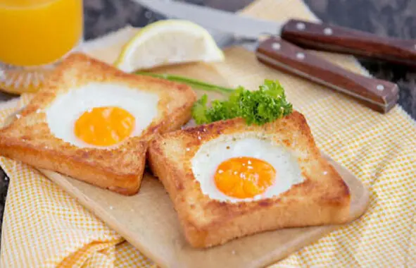Cooking In the slices of bread cut holes in the form of hearts This will be - фото 20