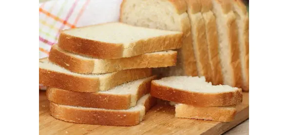 Cooking In the slices of bread cut holes in the form of hearts This will be - фото 21