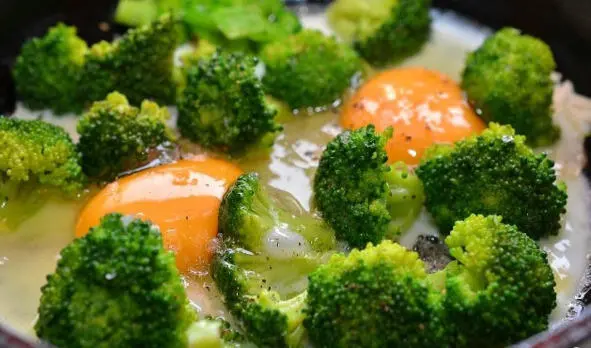 Melt the remaining oil in another pan Gently break all the eggs and fry over - фото 30