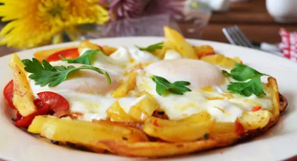 Gently break the eggs onto the potatoes Sprinkle with ham first then onion - фото 34