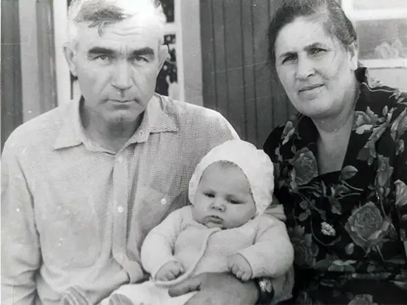 Возле нашего дома Родители с моим сыночком Славиком Лето 1984 г Школьные - фото 11