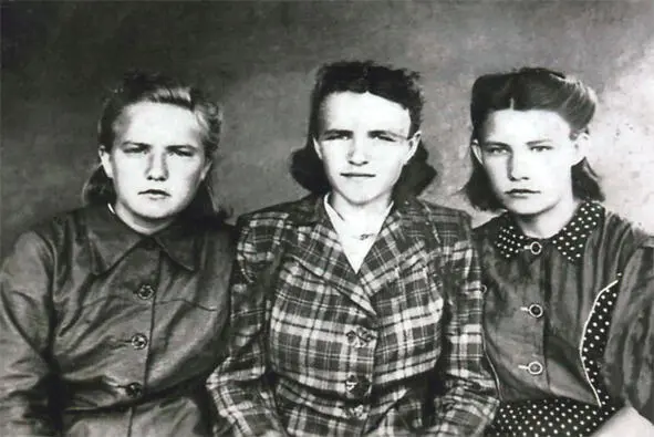 Слева направо Эмма 1931 гр Аделия 1927 гр и моя мама Фрида 1929 - фото 18