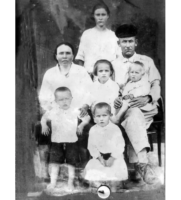 Родители мамы Фридрих Фридрихович и Елизавета Яковлевна Между ними сидит - фото 19