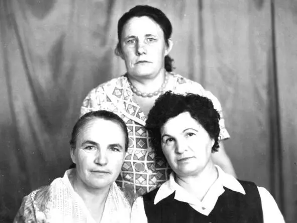 Сестры Нерпина Май Аделия Фёдоровна сидит слева Брестель Май Фрида - фото 20