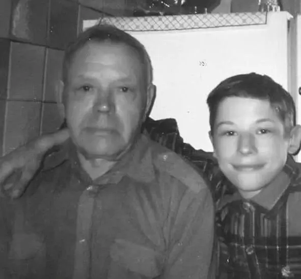 Это я с дедом Мишей Мой дедушка всегда поддерживал связь с родными даже на - фото 23