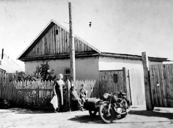Бабушка я и Ирина Наш дом 1964 г В 1948 г расконвоированным и - фото 9