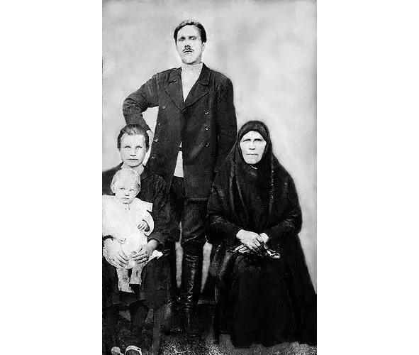 Прабабушка и ее брат Иван Петрович с женой 19231925 гг Моя родная - фото 11