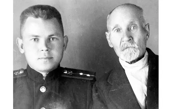 Прадедушка Копейкин П М справа и Копейкин П И Пётр Иванович 1929 гр - фото 12
