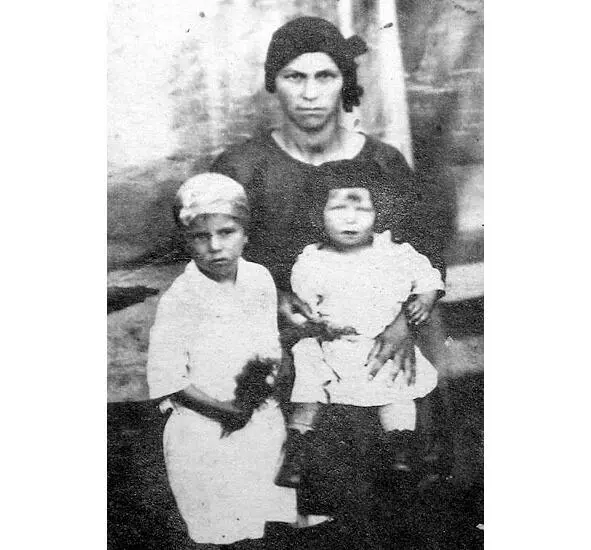 Бабушка с дочерьми Зоей слева и Тоней моей будущей мамой 1930 г Моя - фото 13