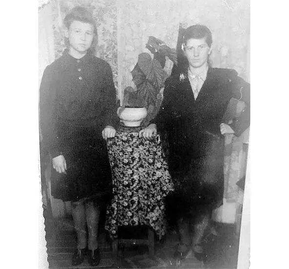 Моя мама Копейкина Антонина слева и её сестра Зоя Маме было 14 лет когда - фото 14