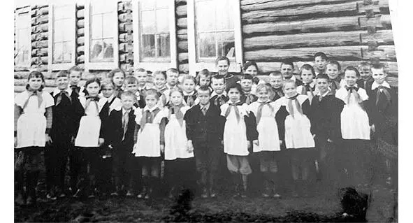Я в первом ряду вторая справа рядом со мной Галя Наумова А справа от меня - фото 4