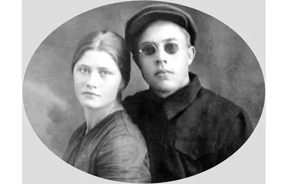 Емилия и Иван Мизуровы молодожены Август 1931 г Алтайский край Пароход плыл - фото 6