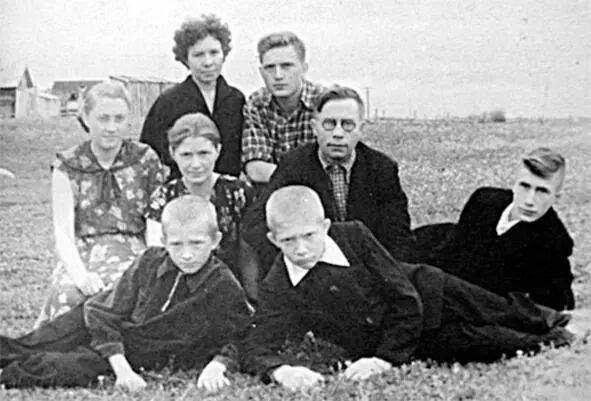 Родители в центре и все их дети Паша это я Миша Вася Рядом с мамой - фото 7