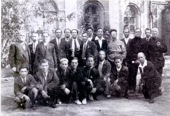 Вслед за дядей Митей в 1914 году у дедушки с бабушкой родилась двойня девочек - фото 20