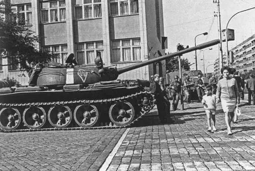 Советские танки в центре Праги август 1968 года Юрий Верченко в романе - фото 68