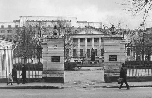 В этом старинном особняке на улице Воровского располагалось правление - фото 77