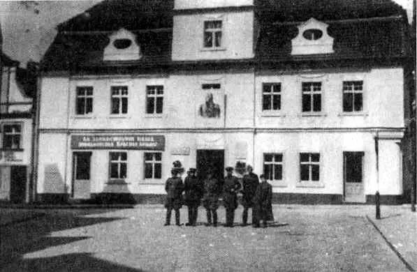 Полковник ПТ Конаков и его боевые товарищи у дома МИ Кутузова и памятника в - фото 46