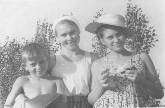 Славик Нина Никифоровна и Мила 1953 год Берег заводского пруда Соседями - фото 6
