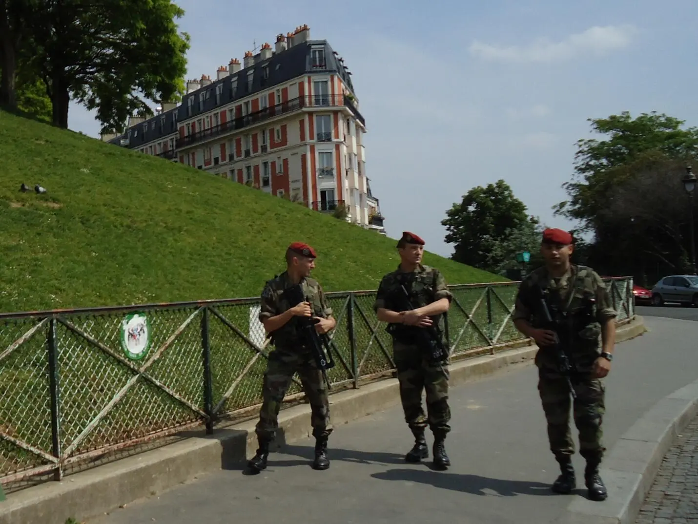 Военный патруль на улицах Парижа терактов в Батаклане и в брюссельском - фото 7