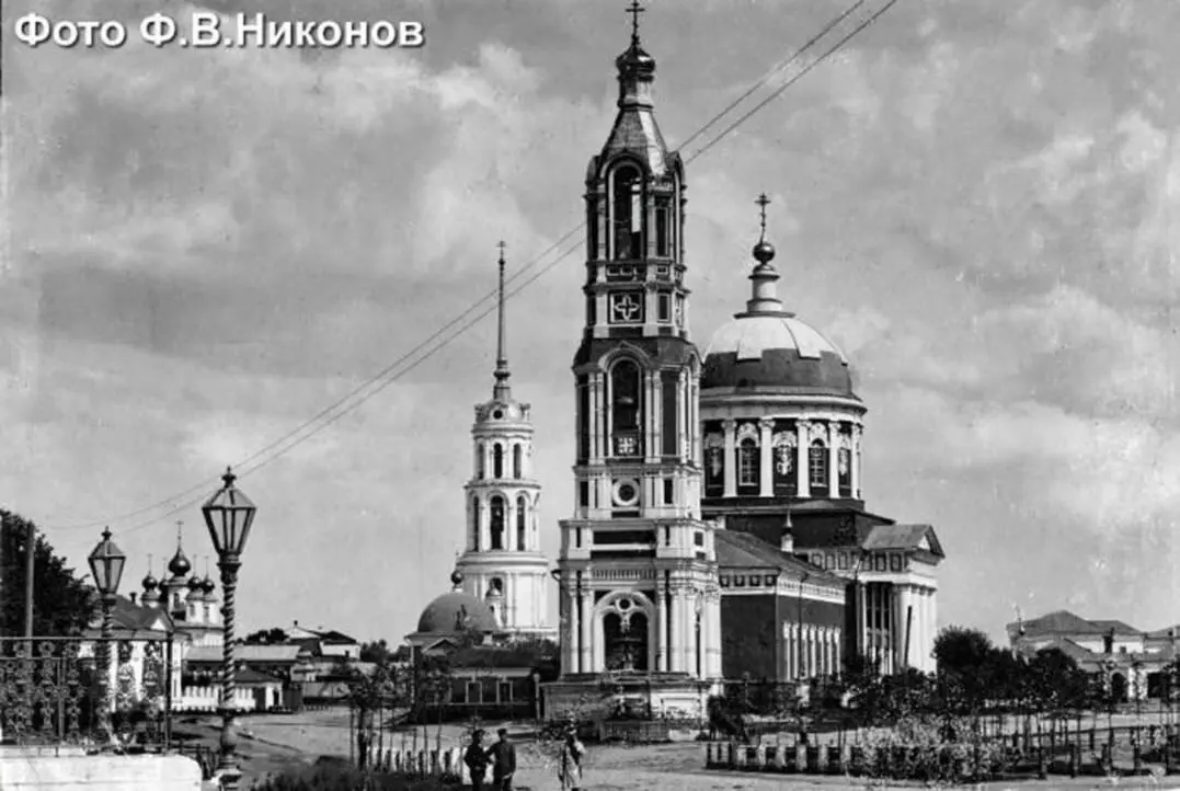 На первом плане Спасский храм Его взорвали в 30е годы только потому что на - фото 2