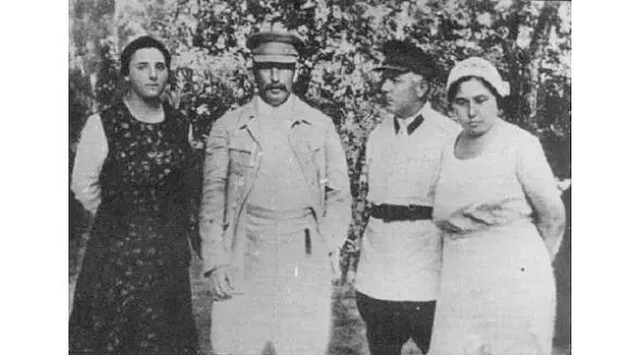 16 Надежда Аллилуева слева жена Сталина 17 Энгельсина Маркизова - фото 20
