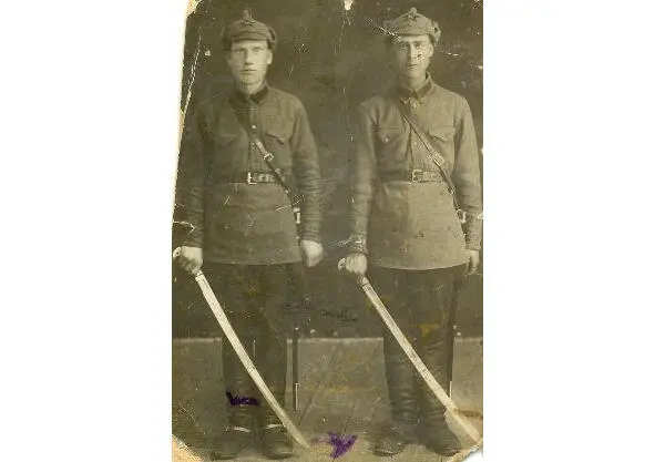 Военизированная охрана Карсакбайского завода 1931 год Справа И Е - фото 16