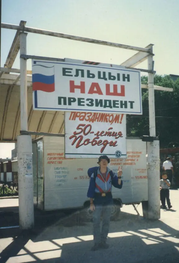Андрей Винокуров с плакатами отражающими эпоху НЕГОДЯЕВ ПОД СУД весьма - фото 3