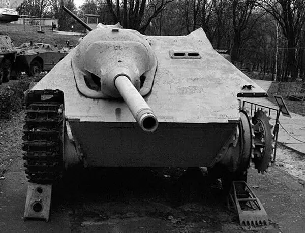 САУ Хетцер в экспозиции Музея Войска Польского в Варшаве Самоходка - фото 4