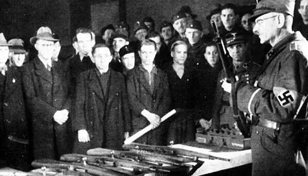 Обучение фольксштурмистов Этим людям в очках и шляпах завтра предстояло - фото 5