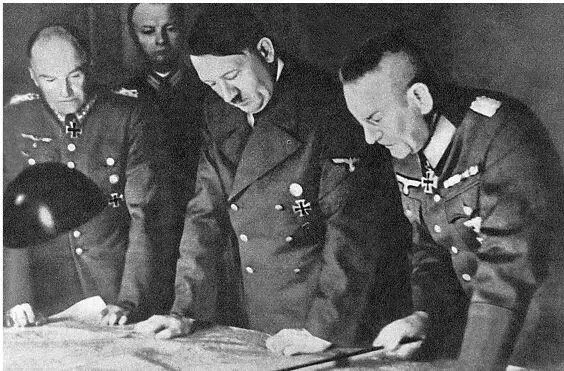 В ставке Гитлера Слева направо В Браухич А Гитлер Ф Гальдер 1941 г - фото 3