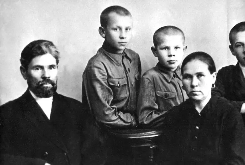 Родители И С Краснова Сергей Иванович и Анна Максимовна с сыновьями - фото 4