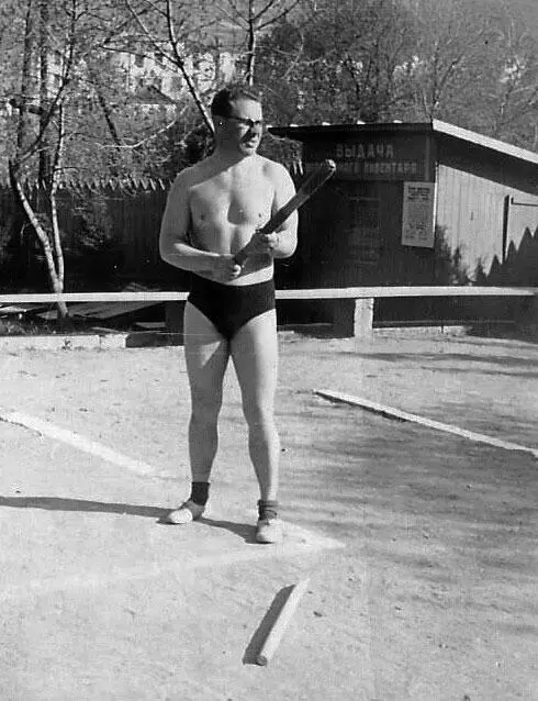 Студент Иван Краснов играет в городки 1950 Студент Иван Краснов на каникулах - фото 10