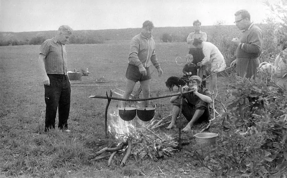 Студент Иван Краснов на каникулах в родном Лысково на рыбалке в лугах 1952 - фото 11