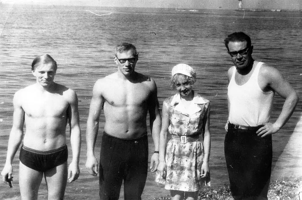 ИСКраснов с учениками на сборах в Леселидзе после субботника 1975 В 1977 г - фото 20